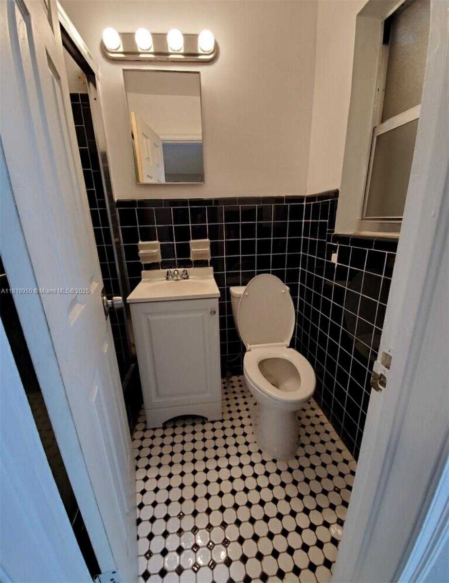 Small Image of 1719 LINCOLN ST #1B All Utilities Included, Hollywood Number 4