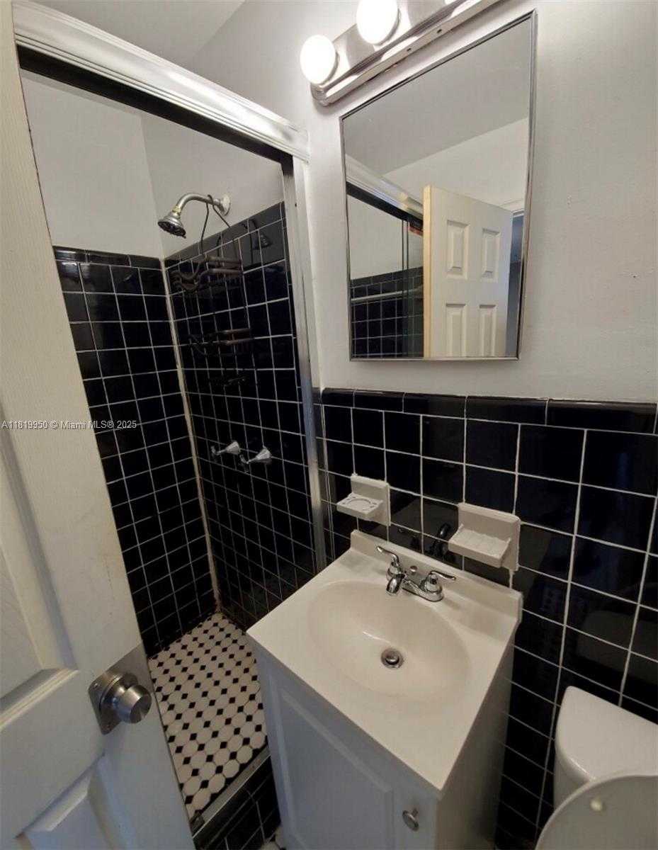 Small Image of 1719 LINCOLN ST #1B All Utilities Included, Hollywood Number 5