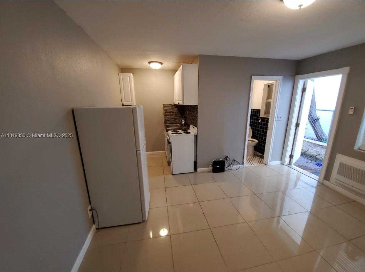 Small Image of 1719 LINCOLN ST #1B All Utilities Included, Hollywood Number 8