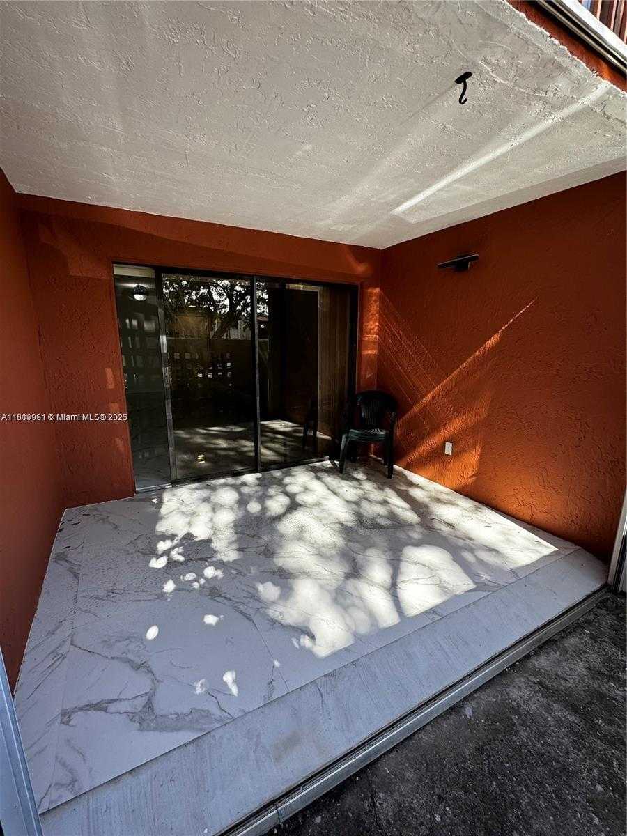 Small Image of 10257 NW 9th St Cir, Miami, FL 33172, USA Number 11