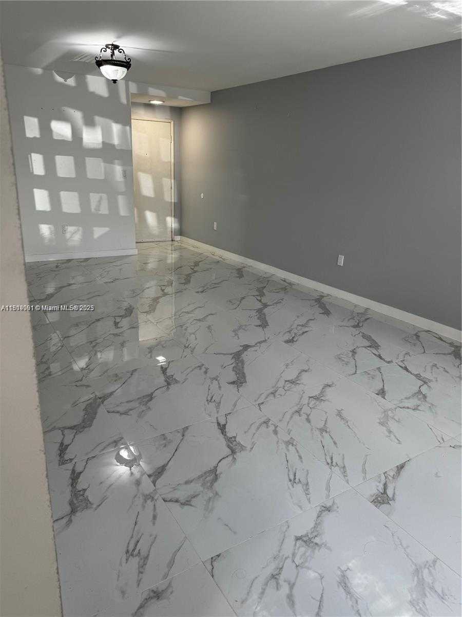 Small Image of 10257 NW 9th St Cir, Miami, FL 33172, USA Number 3