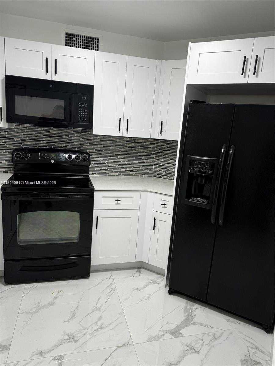 Small Image of 10257 NW 9th St Cir, Miami, FL 33172, USA Number 4