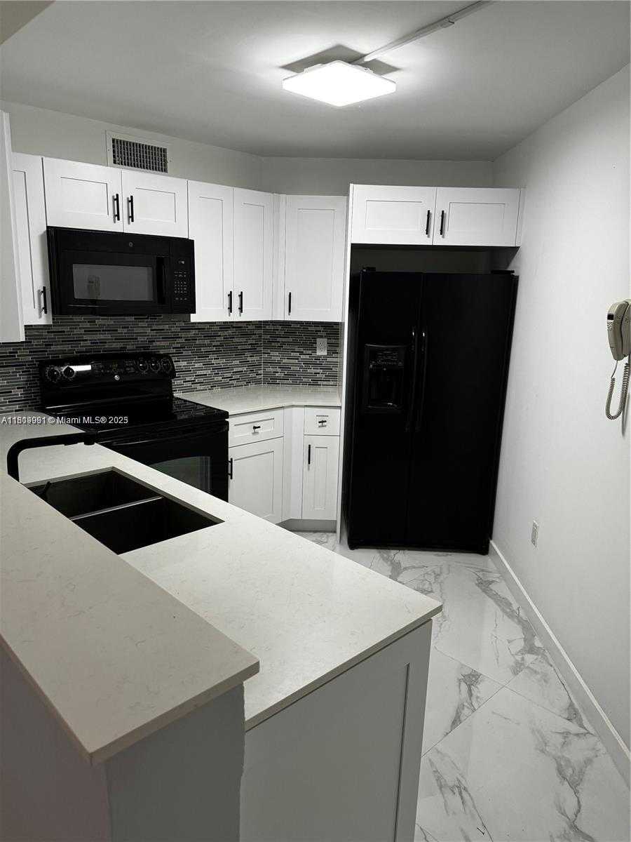 Small Image of 10257 NW 9th St Cir, Miami, FL 33172, USA Number 5
