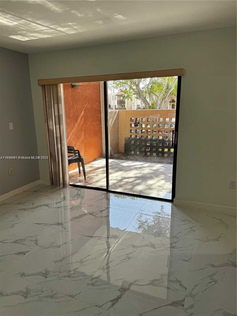 Small Image of 10257 NW 9th St Cir, Miami, FL 33172, USA Number 6