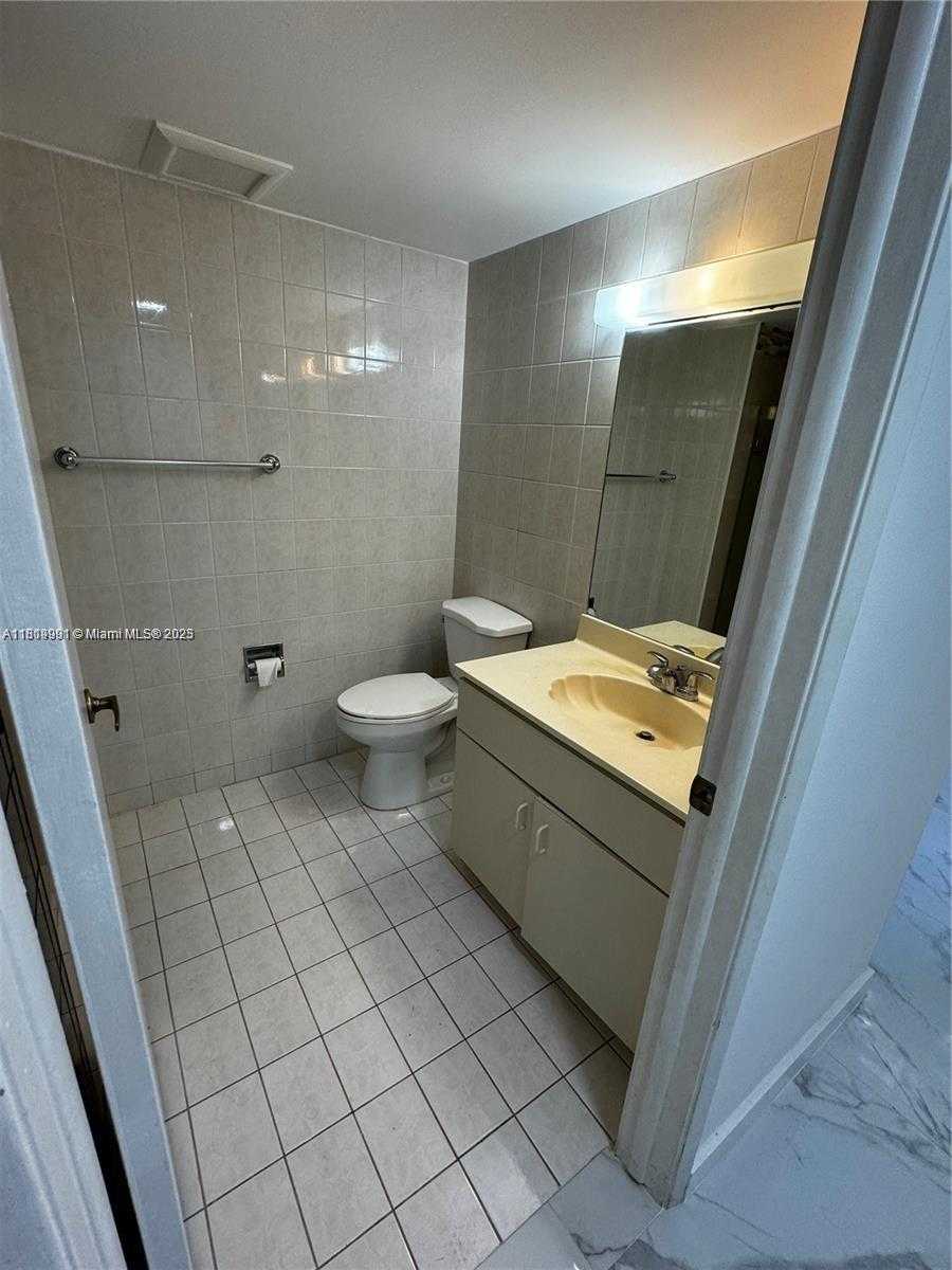 Small Image of 10257 NW 9th St Cir, Miami, FL 33172, USA Number 8