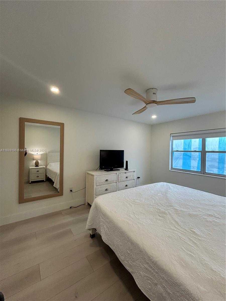 Small Image of 400 KINGS POINT DR #1517, Sunny Isles Beach Number 11