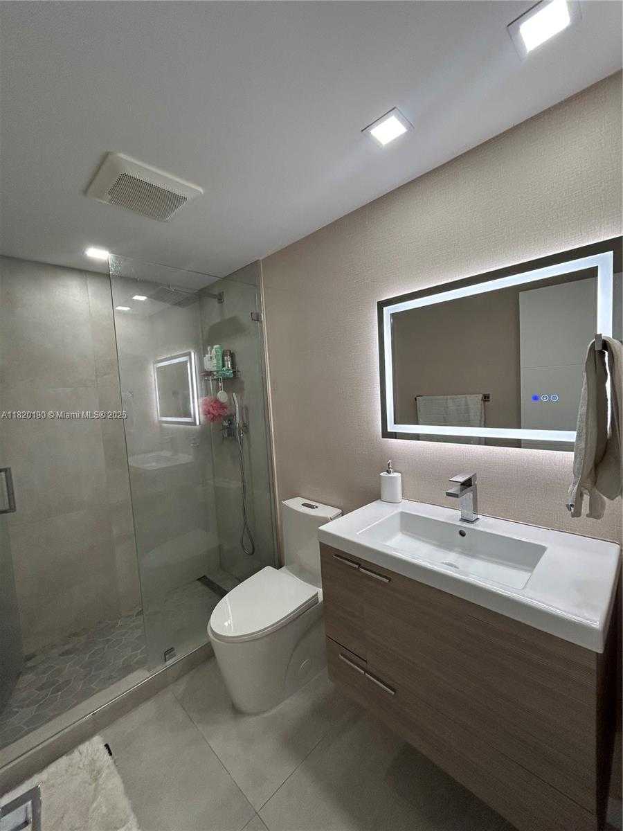 Small Image of 400 KINGS POINT DR #1517, Sunny Isles Beach Number 12