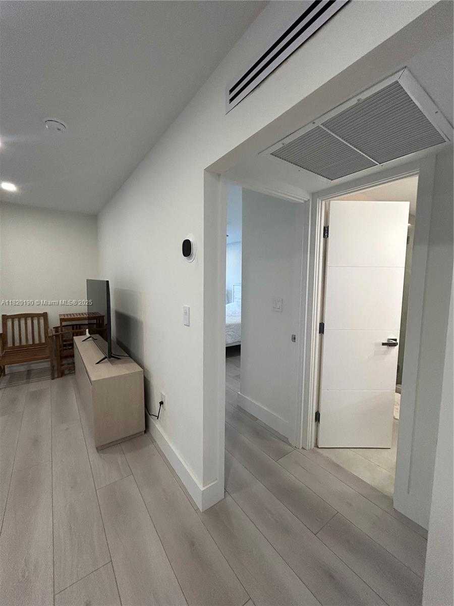 Small Image of 400 KINGS POINT DR #1517, Sunny Isles Beach Number 4