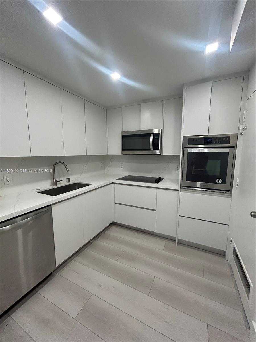 Small Image of 400 KINGS POINT DR #1517, Sunny Isles Beach Number 6