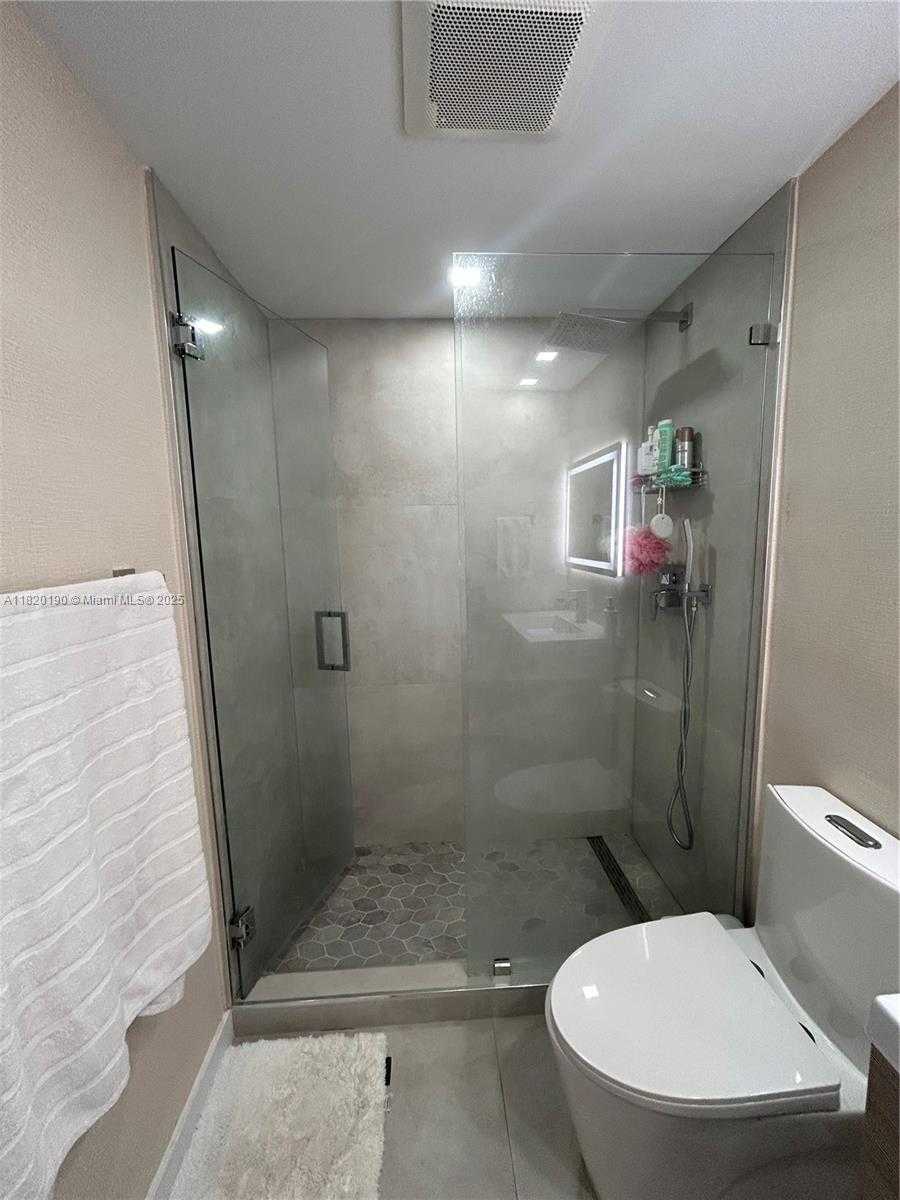 Small Image of 400 KINGS POINT DR #1517, Sunny Isles Beach Number 8