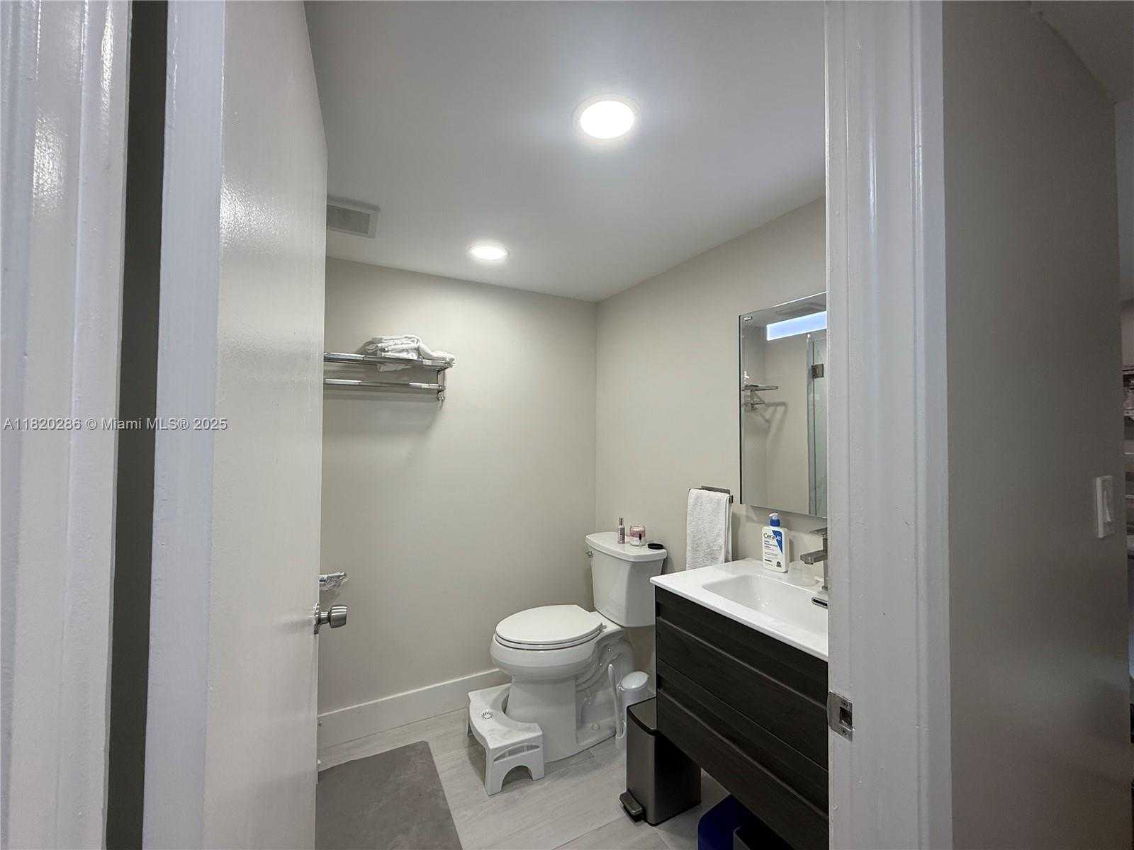Small Image of 9405 FONTAINEBLEAU BLVD #113-22, Miami Number 21