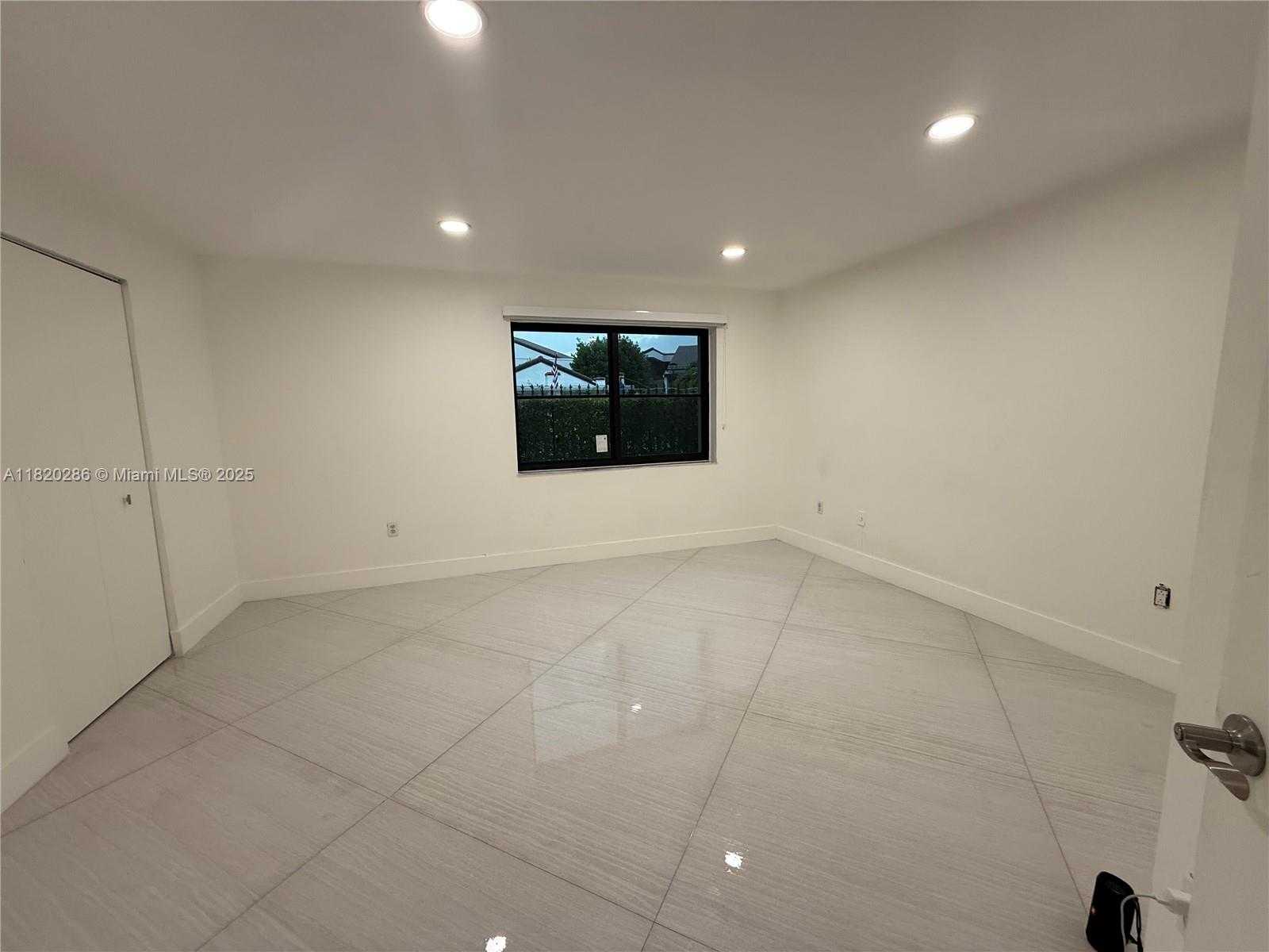 Small Image of 9405 FONTAINEBLEAU BLVD #113-22, Miami Number 30