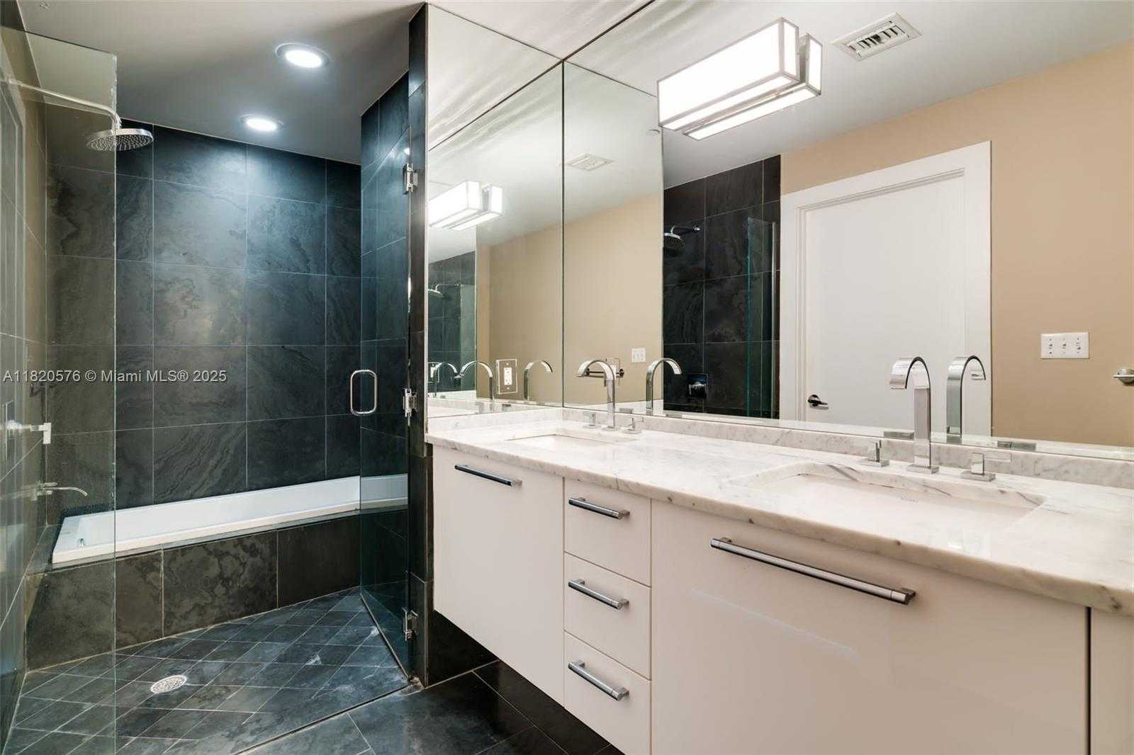 Small Image of 900 BISCAYNE BLVD #3309, Miami Number 4