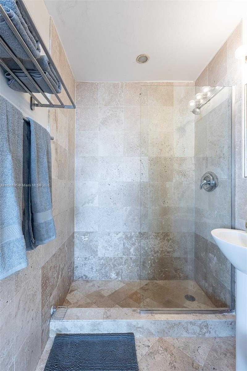 Small Image of 420 15TH ST #307, Miami Beach Number 18