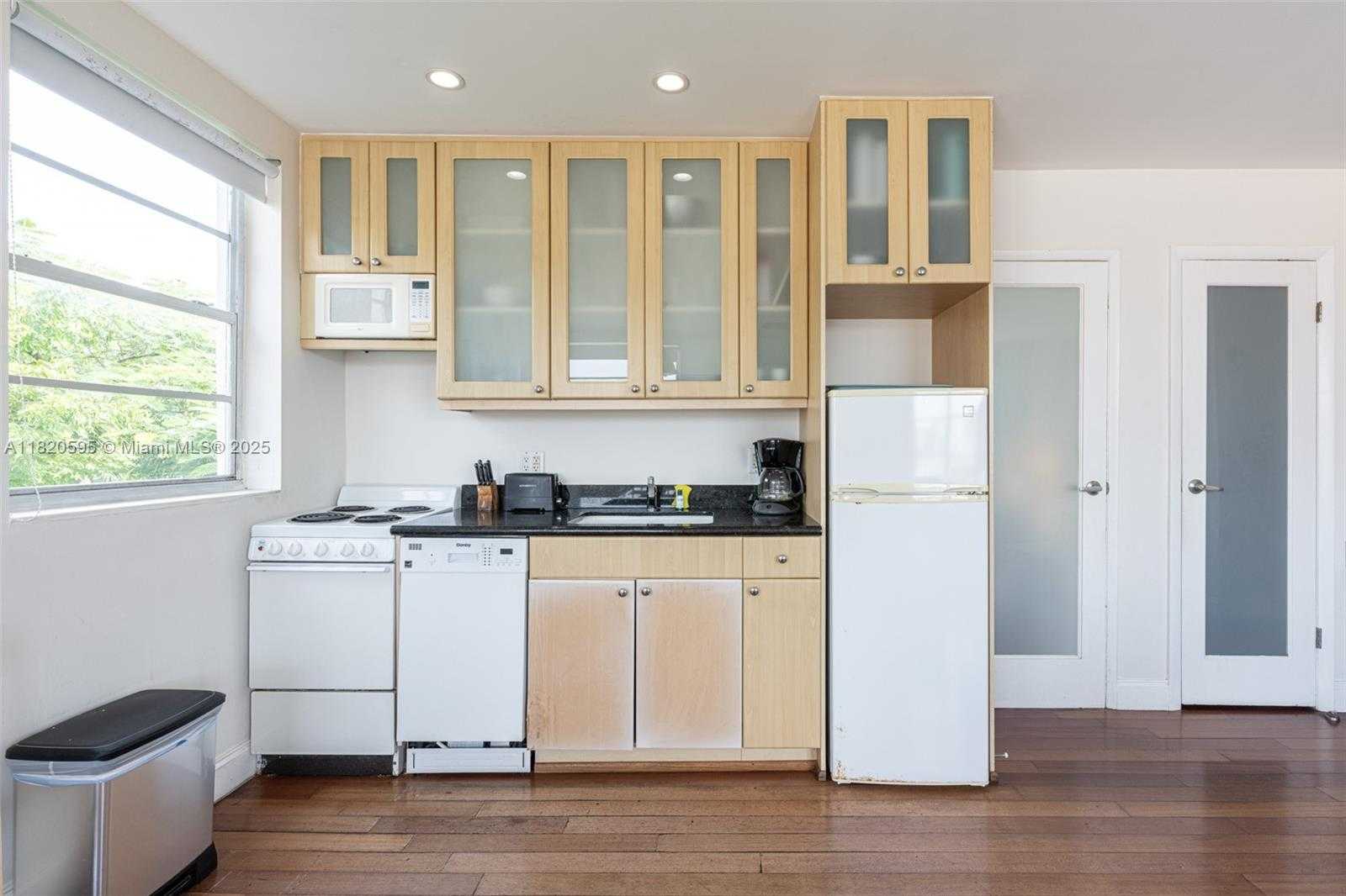 Small Image of 420 15TH ST #307, Miami Beach Number 7