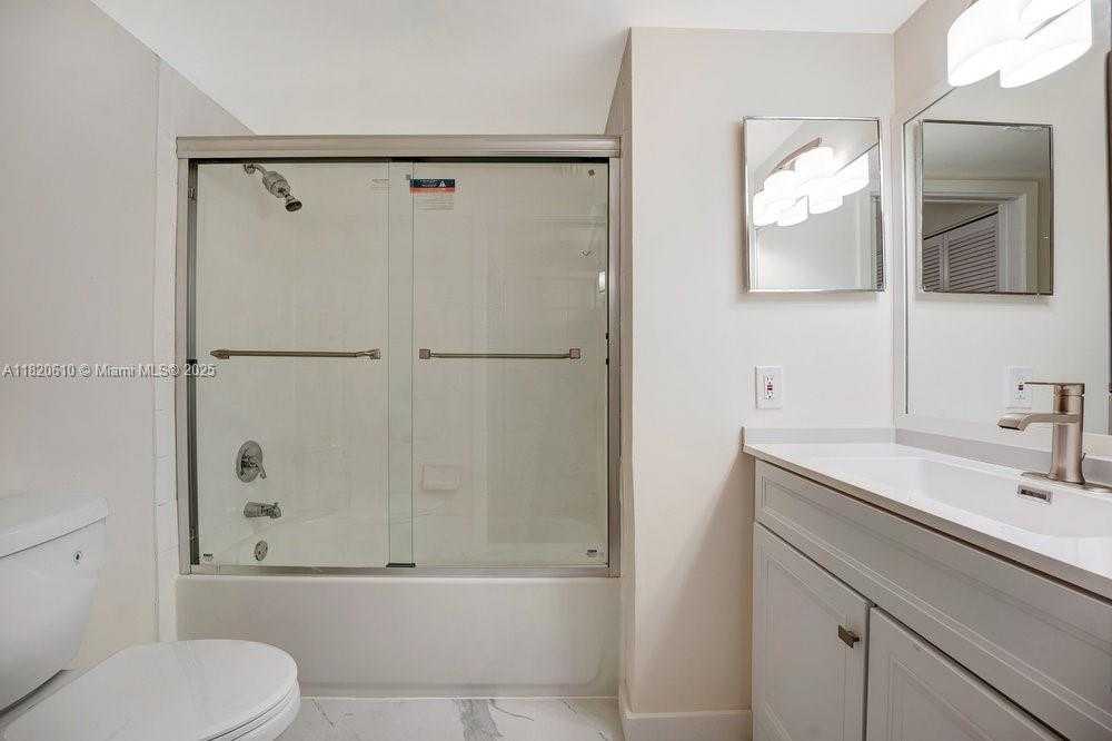Small Image of 19555 E Country Club Dr, Aventura, FL 33180, USA Number 10