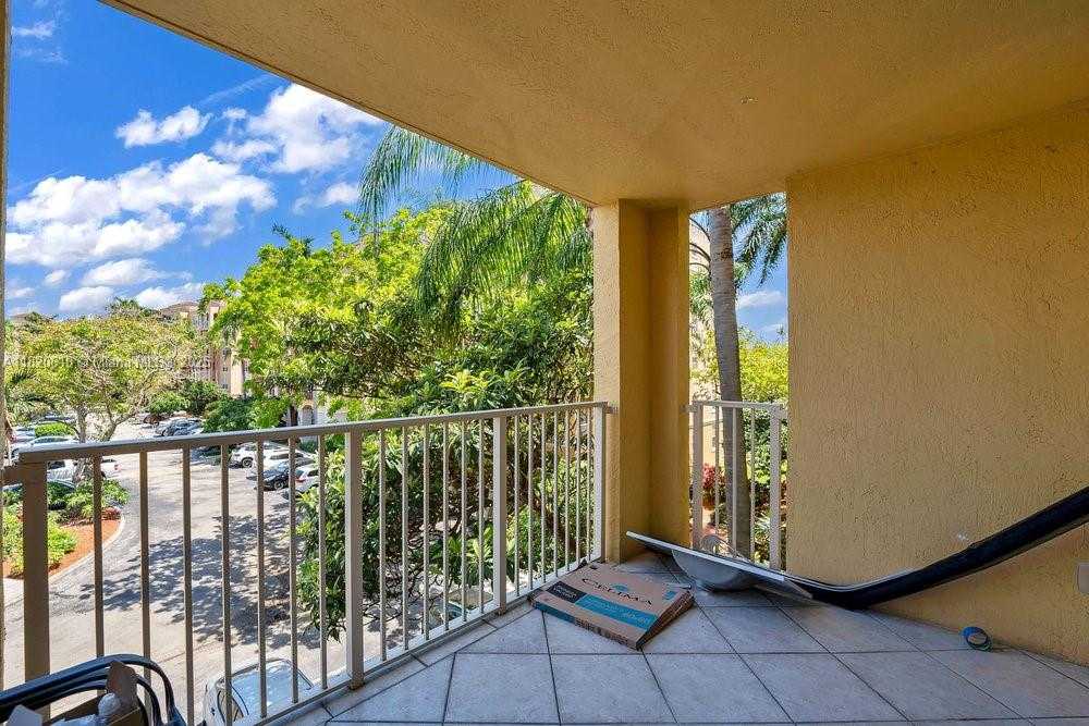 Small Image of 19555 E Country Club Dr, Aventura, FL 33180, USA Number 12
