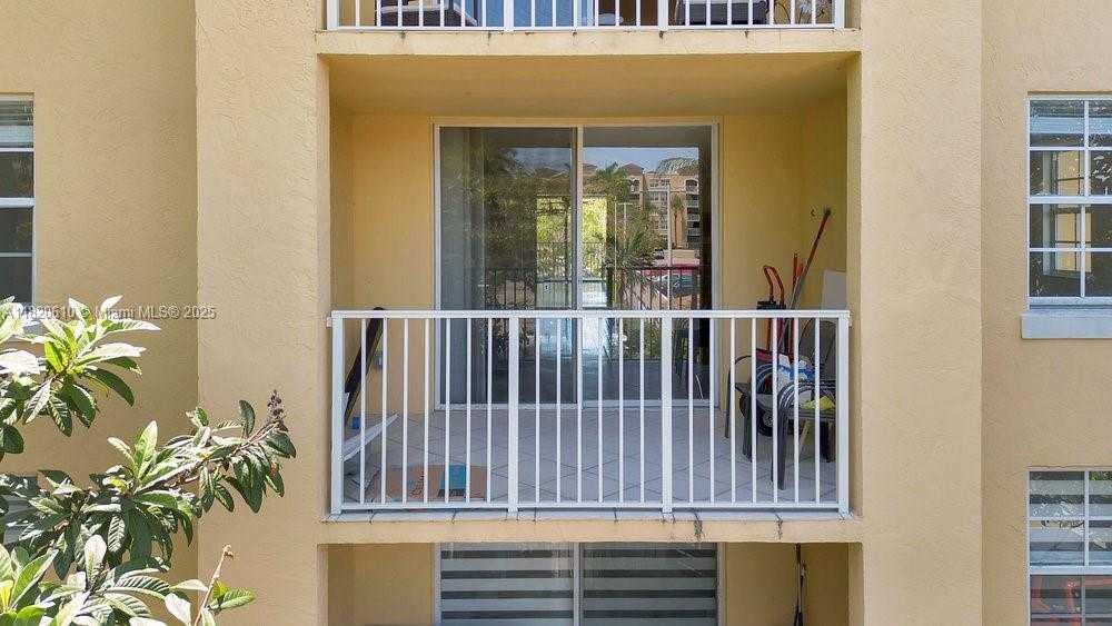 Small Image of 19555 E Country Club Dr, Aventura, FL 33180, USA Number 17