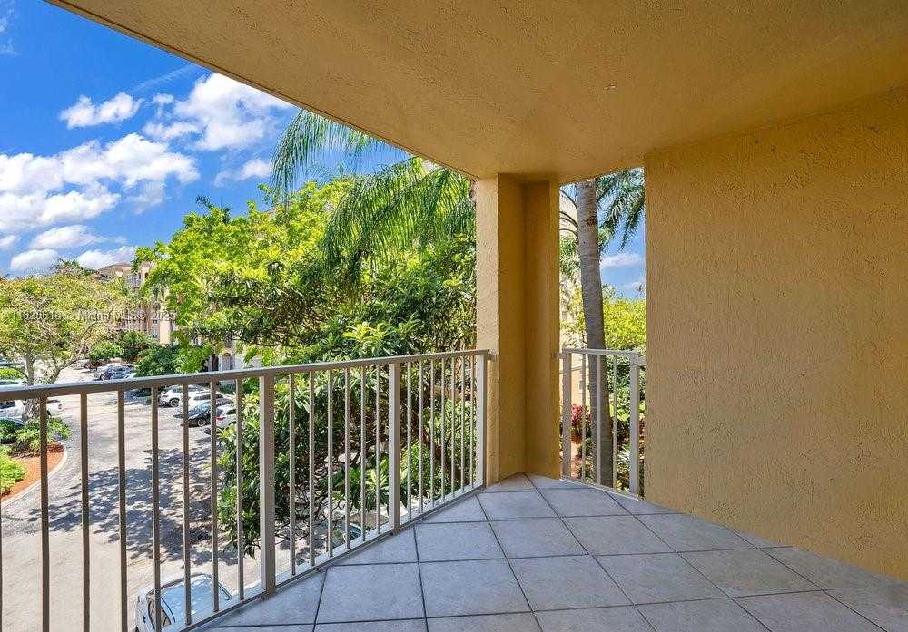 Small Image of 19555 E Country Club Dr, Aventura, FL 33180, USA Number 2
