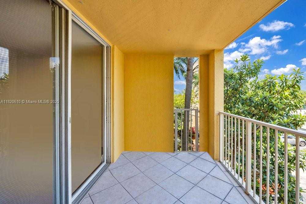 Small Image of 19555 E Country Club Dr, Aventura, FL 33180, USA Number 3