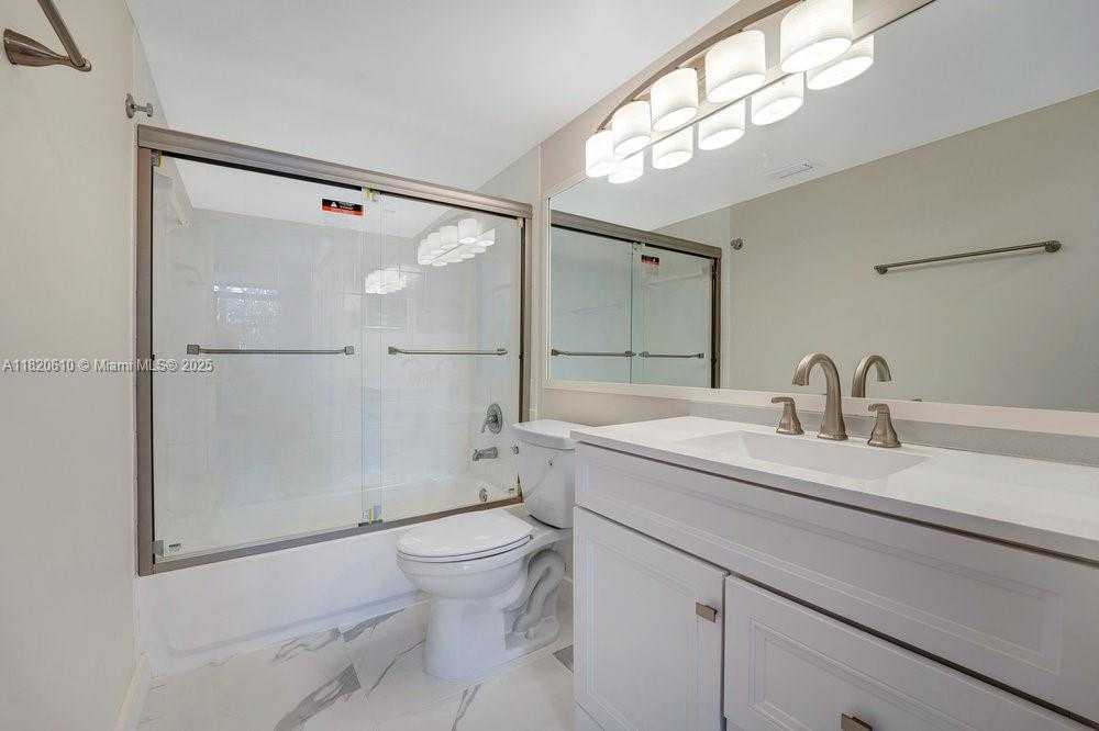 Small Image of 19555 E Country Club Dr, Aventura, FL 33180, USA Number 37