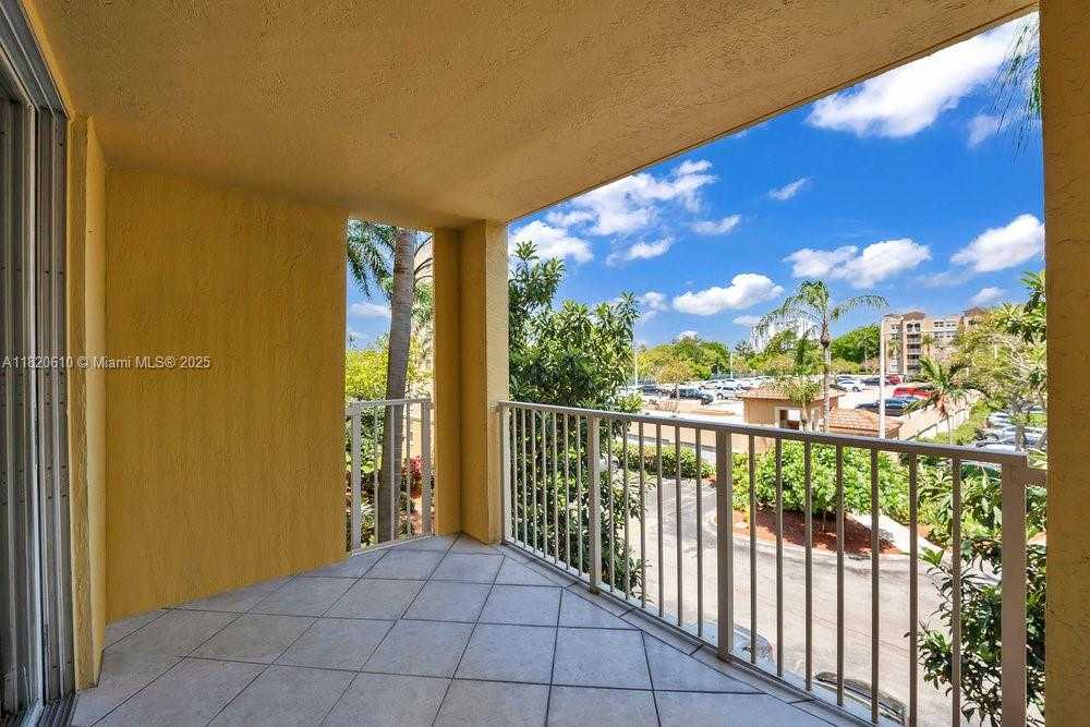 Small Image of 19555 E Country Club Dr, Aventura, FL 33180, USA Number 4