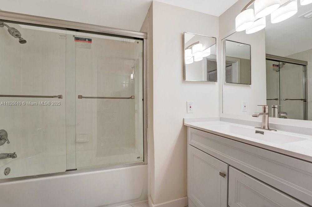 Small Image of 19555 E Country Club Dr, Aventura, FL 33180, USA Number 9