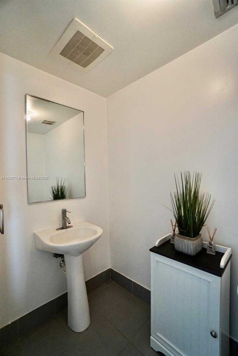 Small Image of 92 SOUTH WEST 3RD ST #1707, Miami Number 22