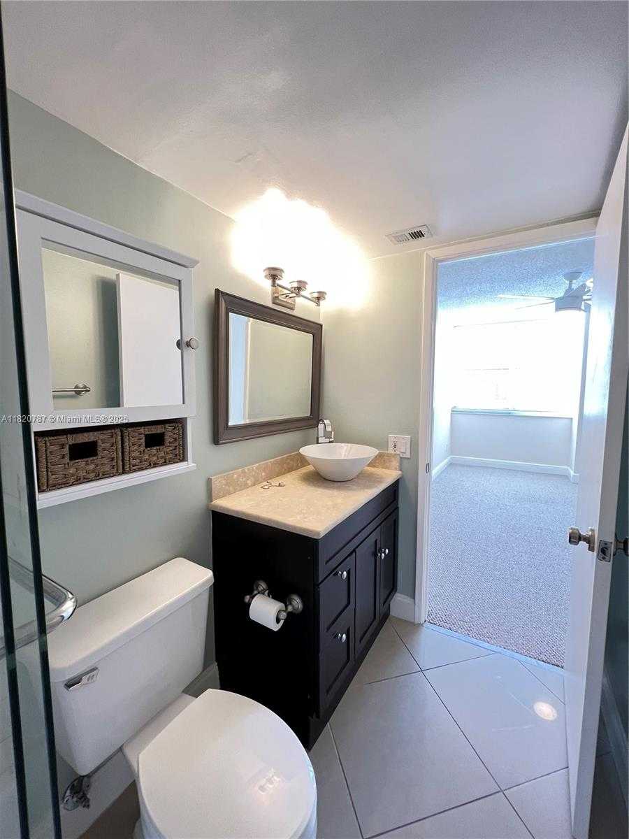 Small Image of 770 CLAUGHTON ISLAND DR #1601, Miami Number 13