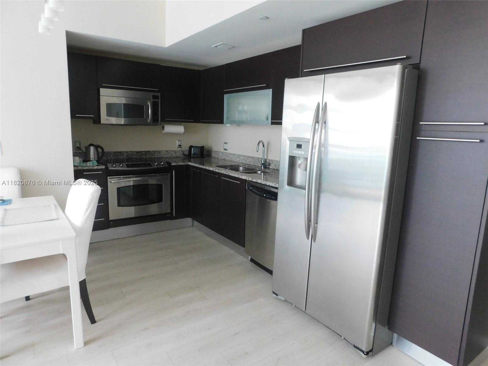 Small Image of 950 BRICKELL BAY DR #3206, Miami Number 4