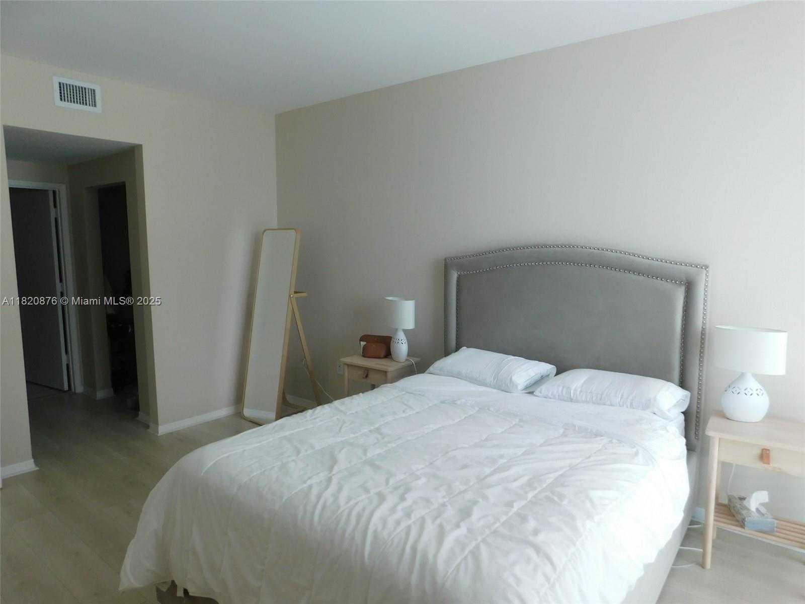 Small Image of 950 BRICKELL BAY DR #3206, Miami Number 6