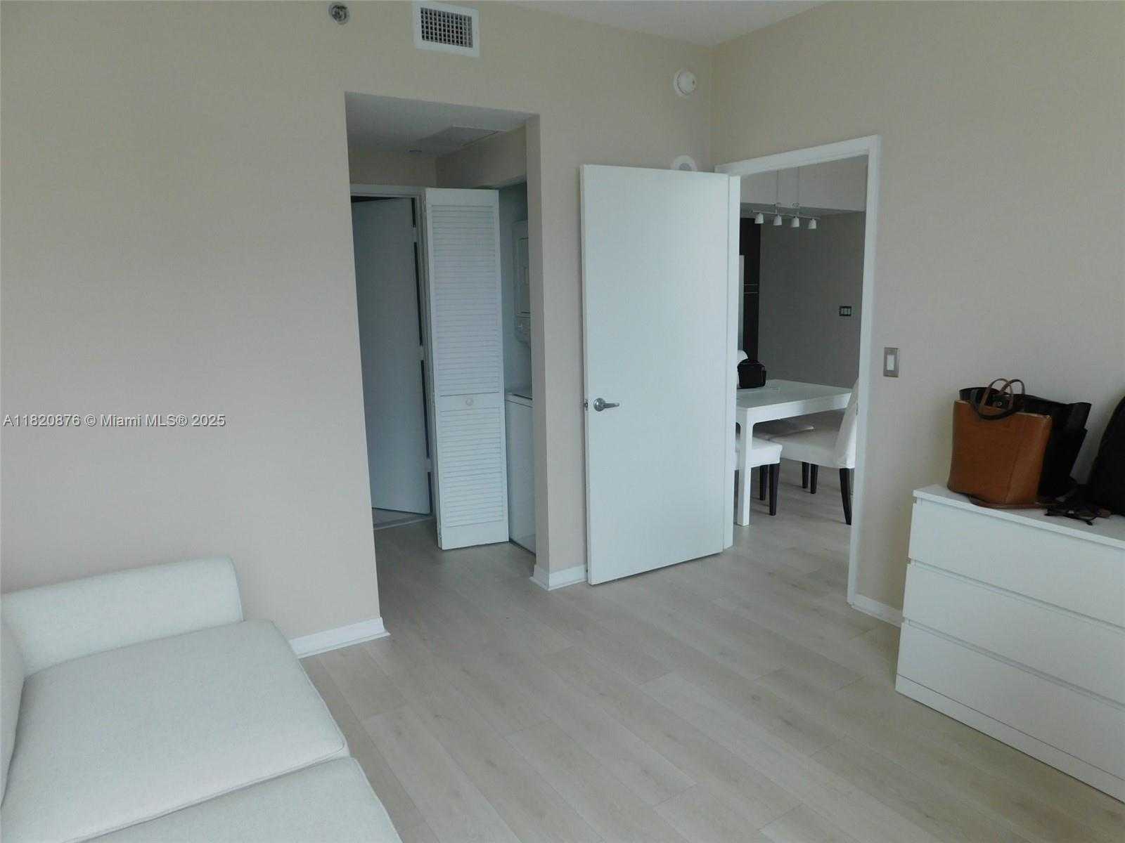 Small Image of 950 BRICKELL BAY DR #3206, Miami Number 7