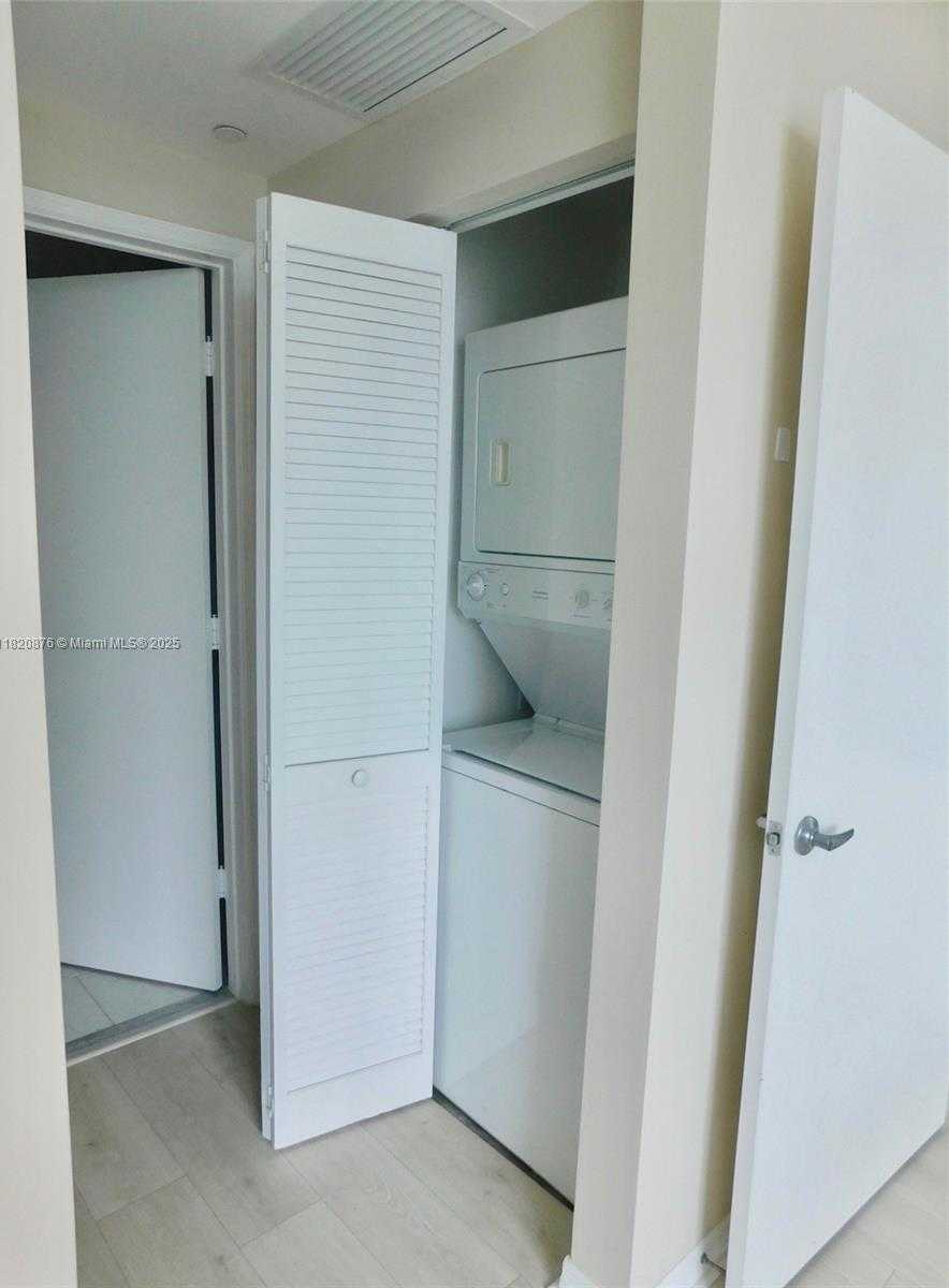 Small Image of 950 BRICKELL BAY DR #3206, Miami Number 8
