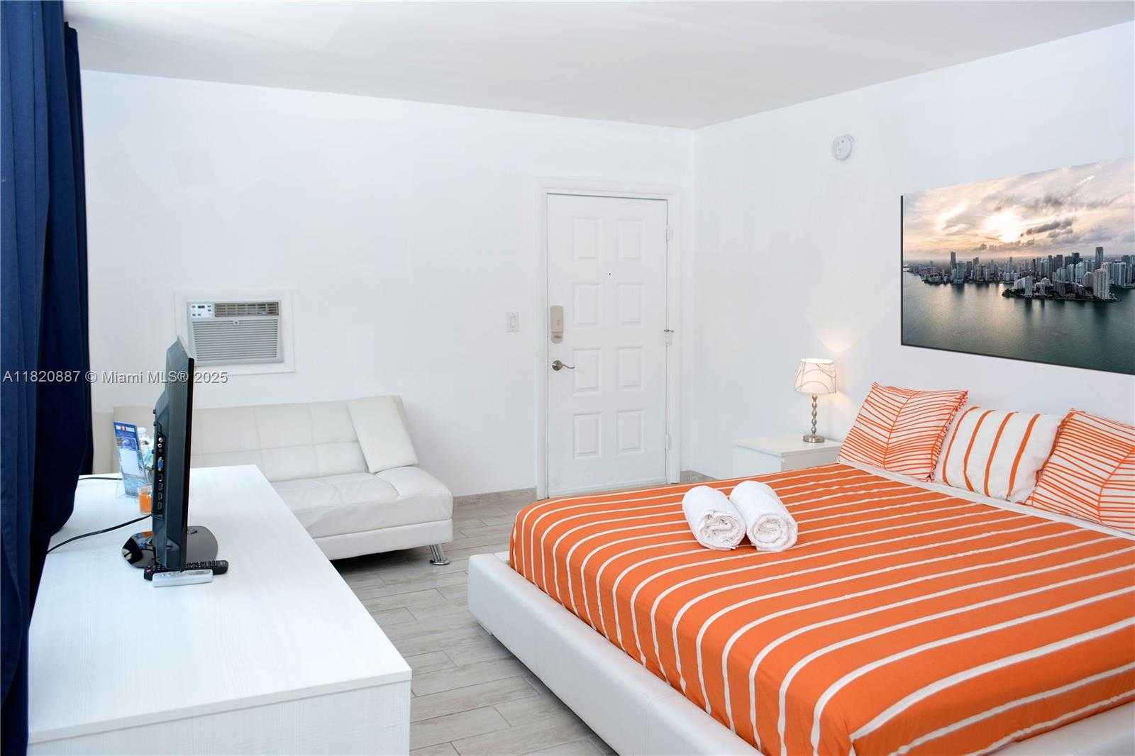 Small Image of 1600 PENNSYLVANIA AVE #10, Miami Beach Number 2