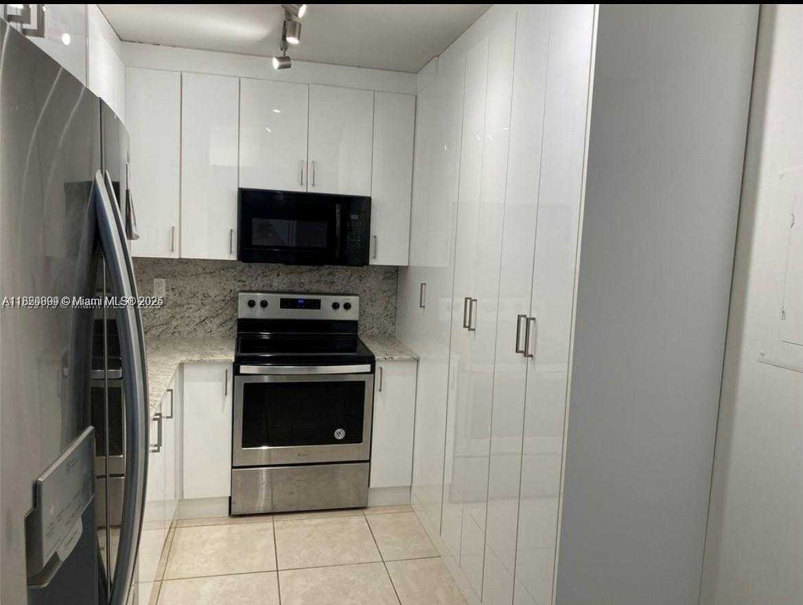 Small Image of 1965 SOUTH OCEAN DRIVE #5B, Hallandale Beach Number 3