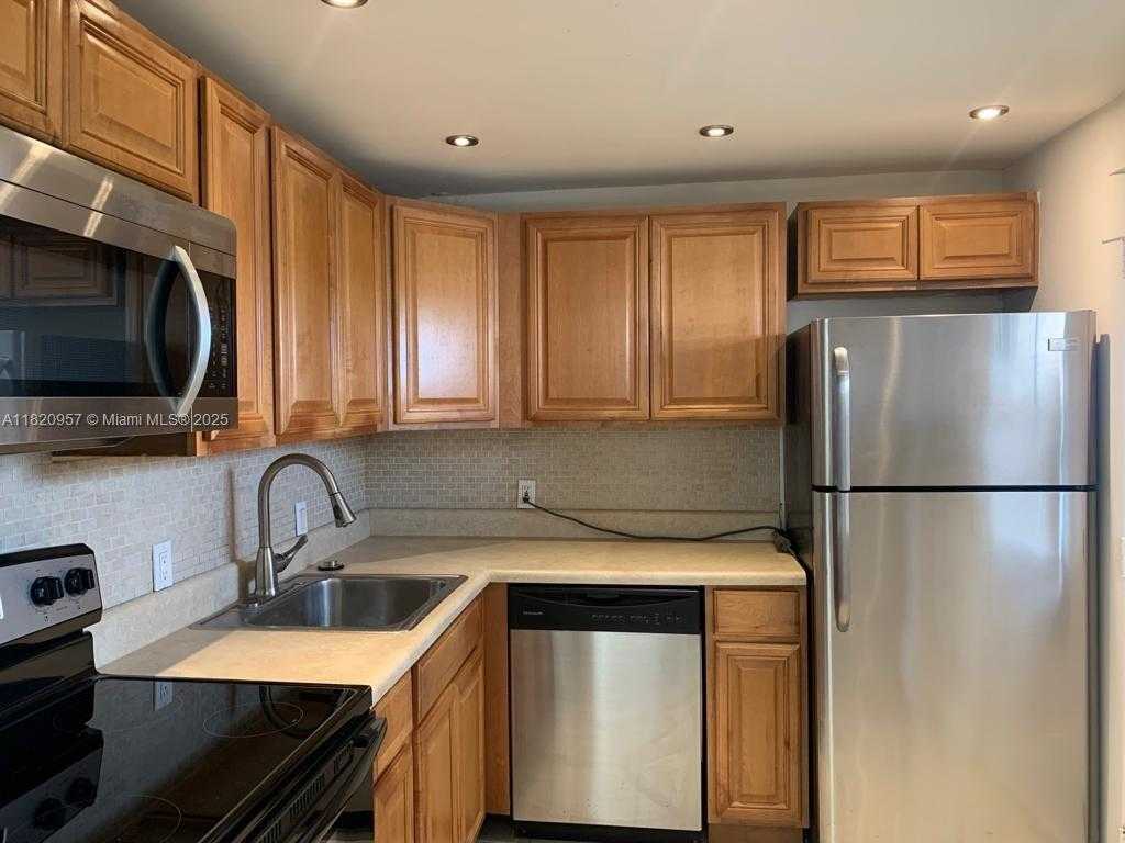 Small Image of 3101 NORTH COUNTRY CLUB DR #607, Aventura Number 3