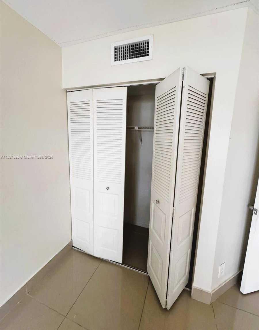 Small Image of 8290 LAKE DR #319, Doral Number 10