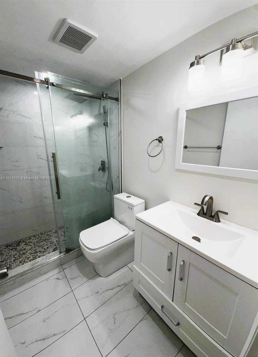 Small Image of 8290 LAKE DR #319, Doral Number 11