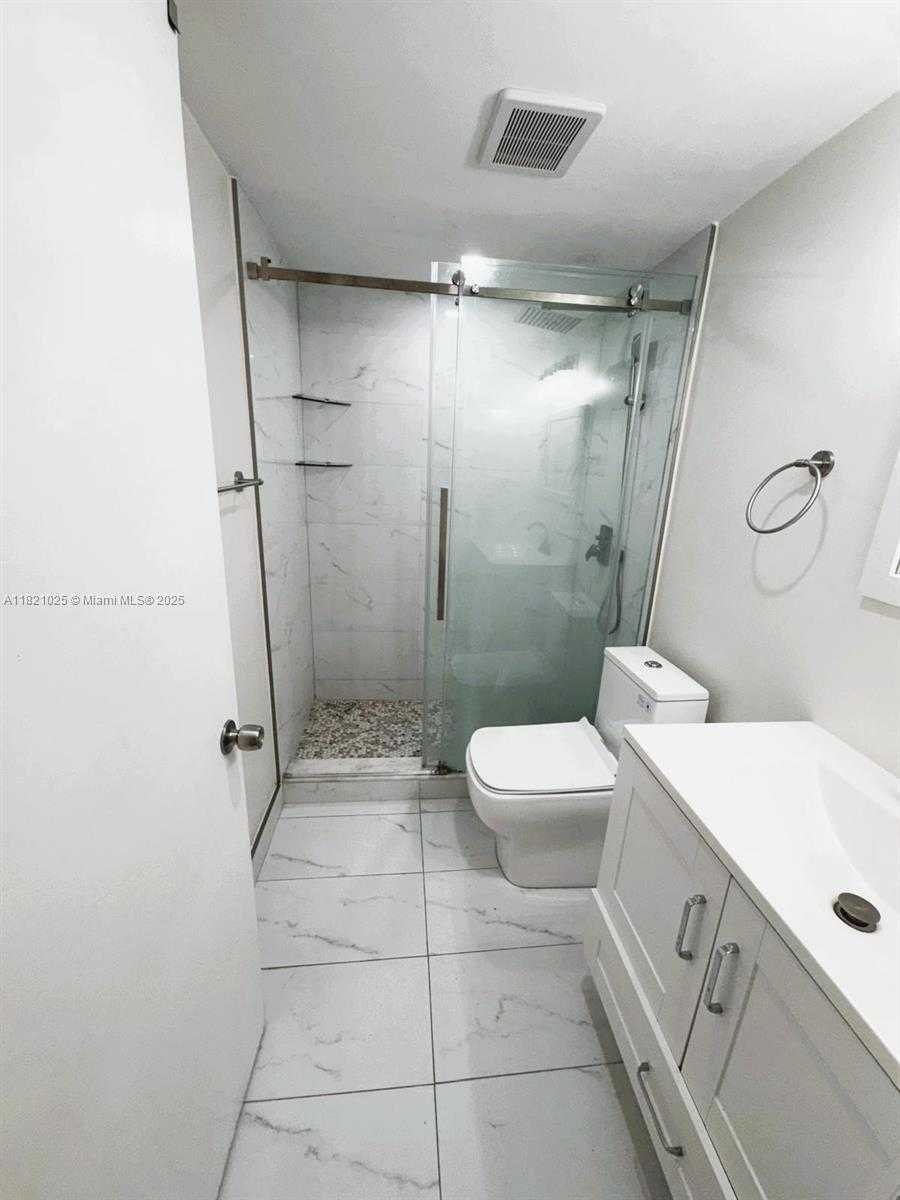 Small Image of 8290 LAKE DR #319, Doral Number 12