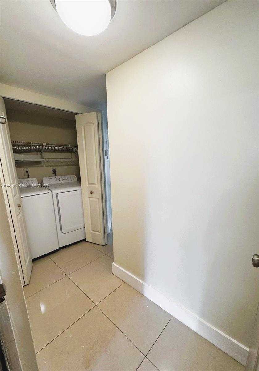 Small Image of 8290 LAKE DR #319, Doral Number 13