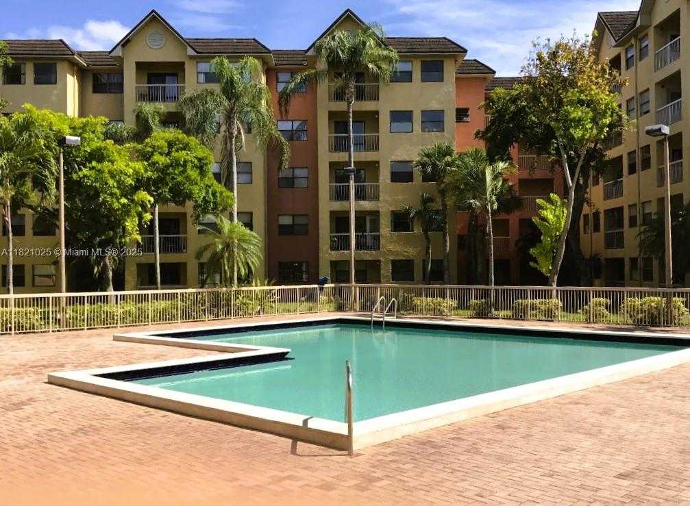 Small Image of 8290 LAKE DR #319, Doral Number 15