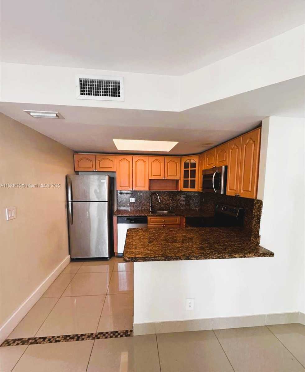 Small Image of 8290 LAKE DR #319, Doral Number 3