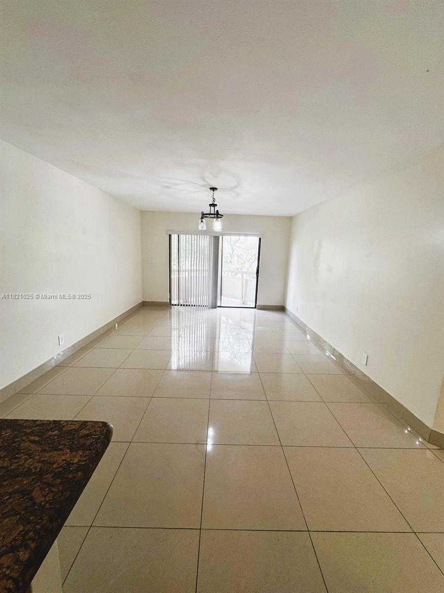 Small Image of 8290 LAKE DR #319, Doral Number 4