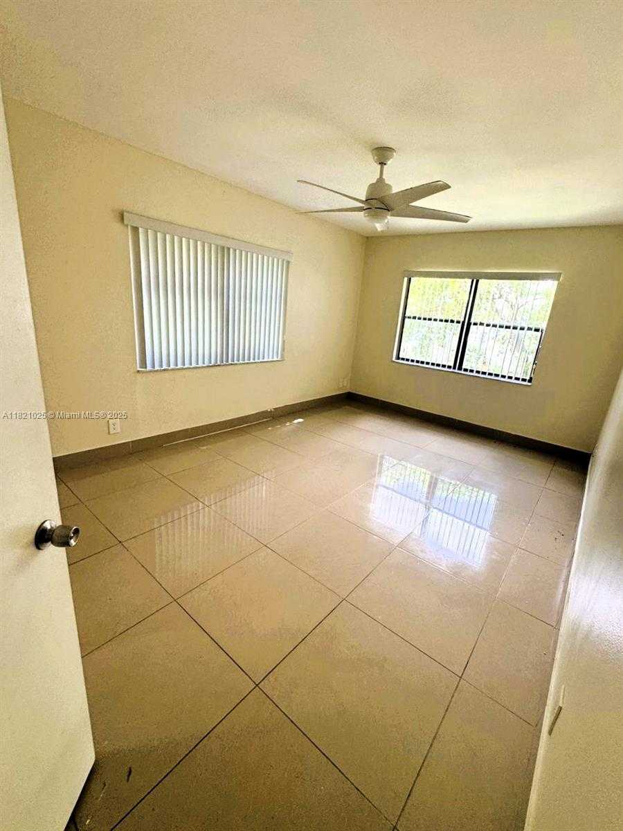 Small Image of 8290 LAKE DR #319, Doral Number 5