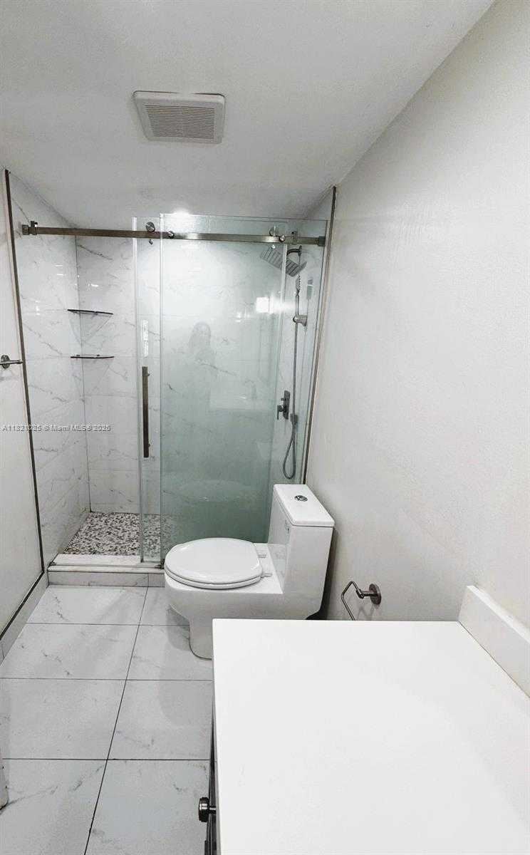 Small Image of 8290 LAKE DR #319, Doral Number 6