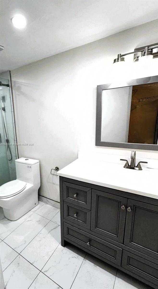 Small Image of 8290 LAKE DR #319, Doral Number 7