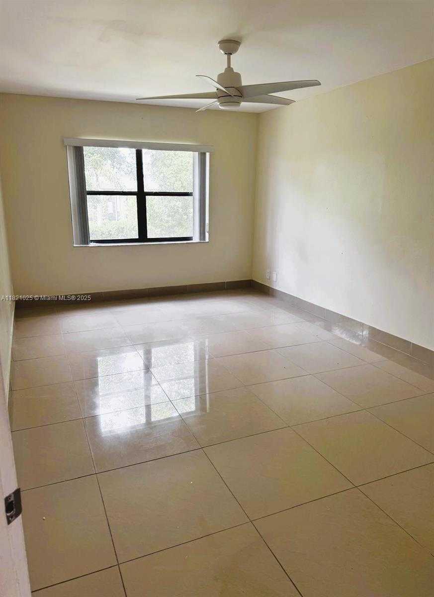 Small Image of 8290 LAKE DR #319, Doral Number 9