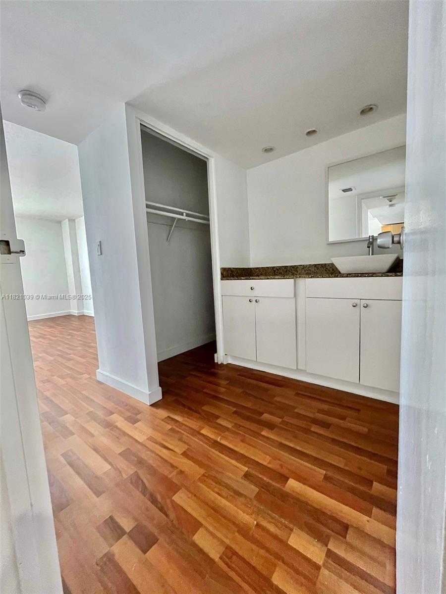 Small Image of 100 BAYVIEW DR #1930, Sunny Isles Beach Number 17