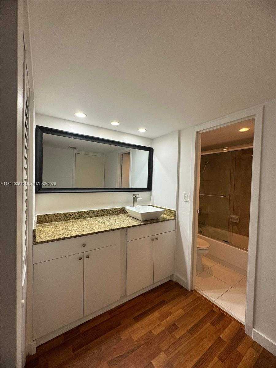 Small Image of 100 BAYVIEW DR #1930, Sunny Isles Beach Number 19
