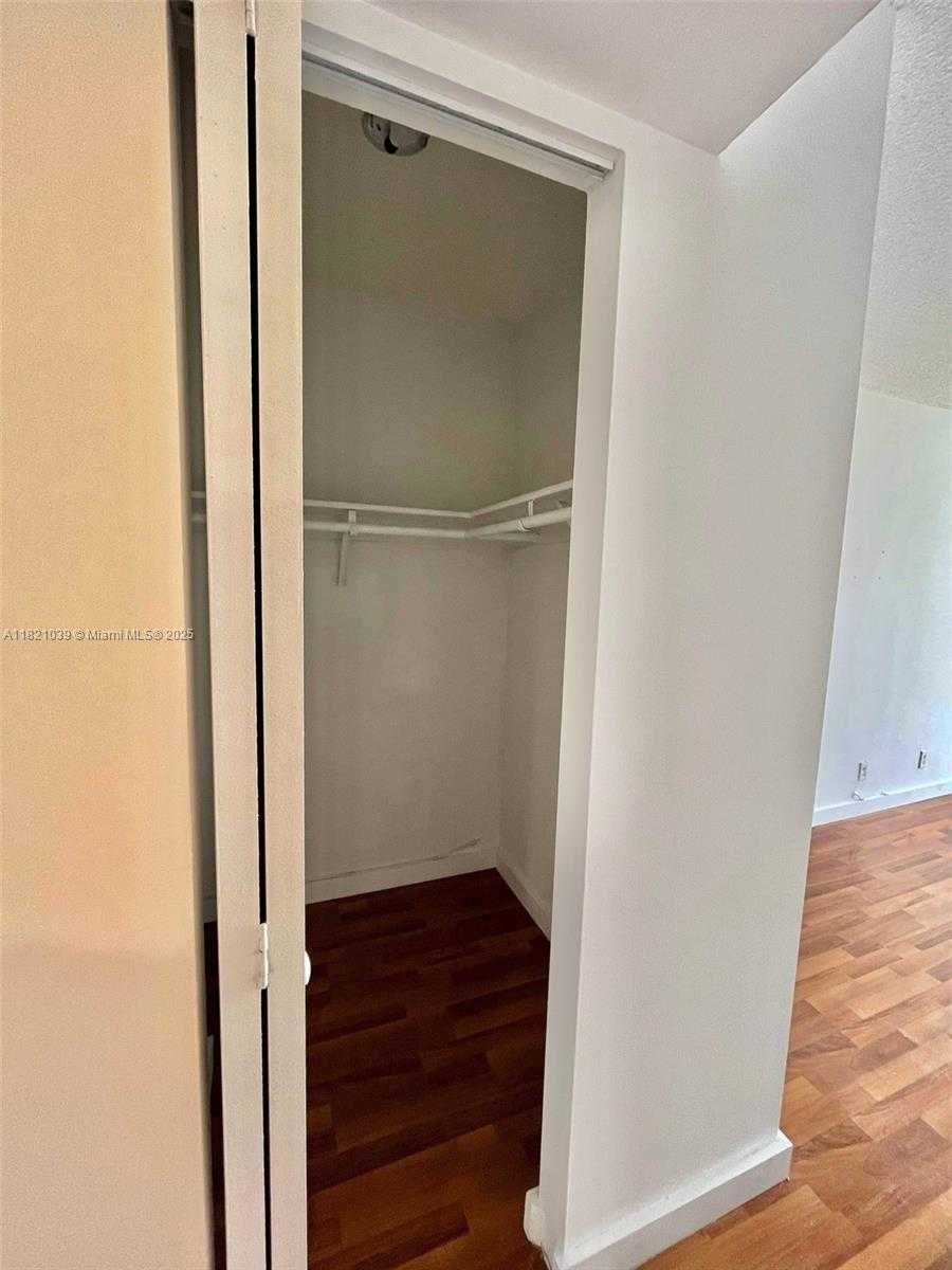 Small Image of 100 BAYVIEW DR #1930, Sunny Isles Beach Number 24
